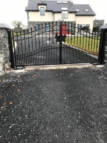 Gate 032 - Arched gate with fleur-de-lis scrollwork