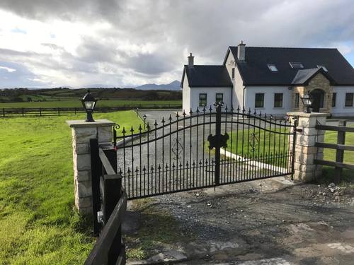 Gate 034 - Arched gate, spear finials and scrollwork