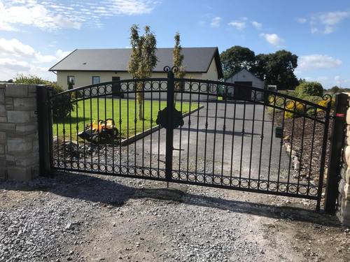 Gate 035 - Arched gate with circle scrollwork