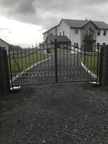 Gate 037 - Arched gate with circular ring pattern