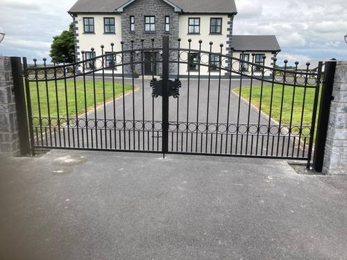 Gate 040 - Arched gate, ball finials and circles