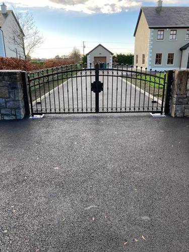 Gate 046 - Arched gate with circles and ball finials