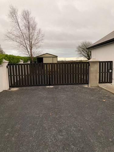 Gate 058 - Black slatted gate at farm shed