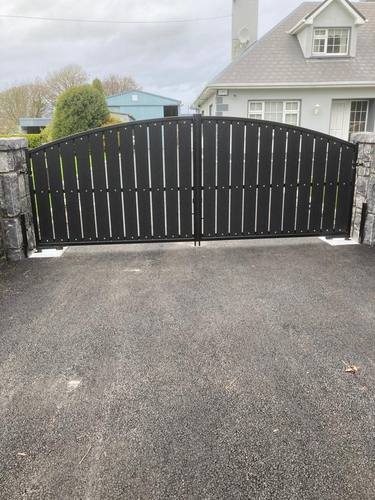 Gate 059 - Black arched slatted gate