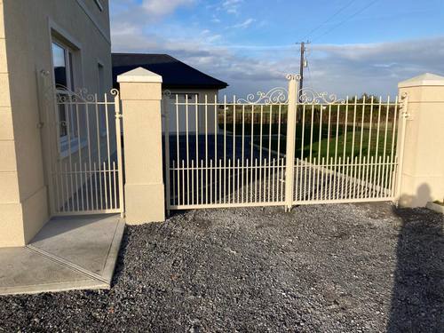 Gate 061 - Cream spear-top scroll gate
