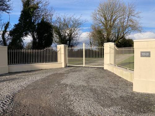 Gate 062 - Cream spear-top gate with matching railings