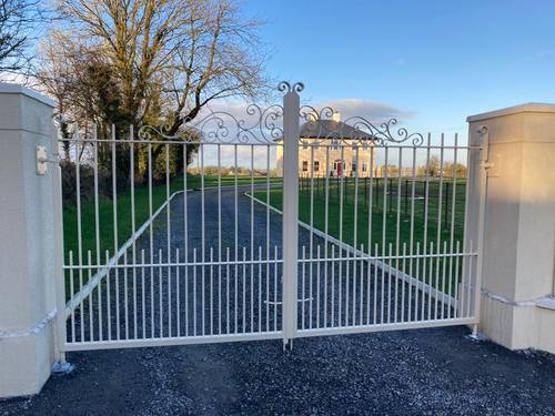 Gate 063 - Cream spear-top scroll gate