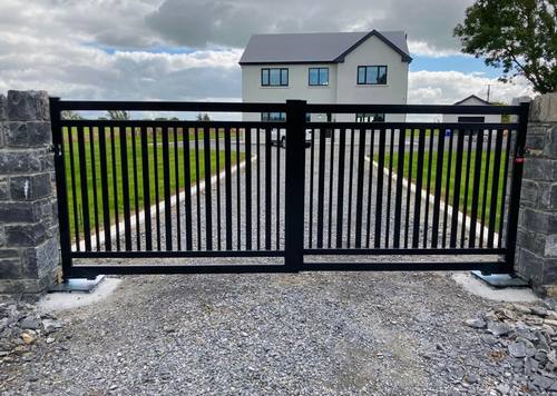 Gate 064 - Black plain vertical-bar arched gate