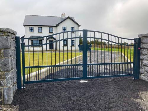 Gate 065 - Dark green plain vertical-bar gate