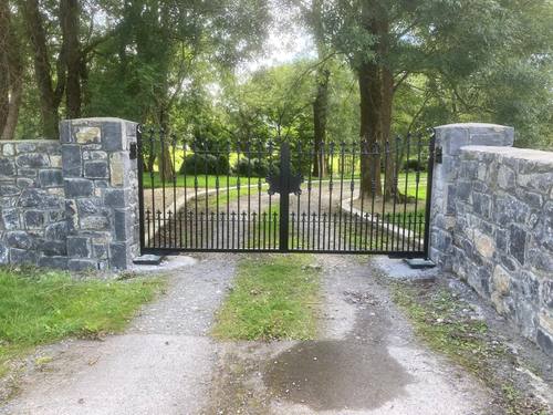 Gate 066 - Spear-top gate with fleur finials