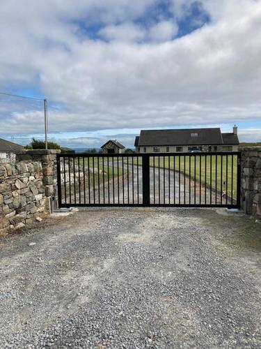 Gate 067 - Black flat-top vertical-bar gate