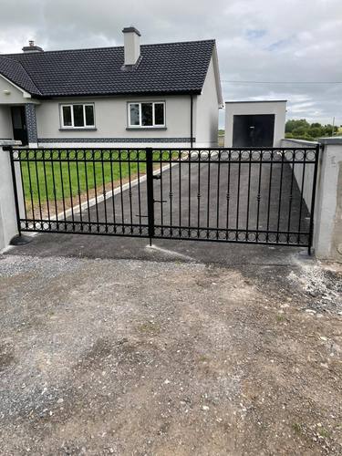 Gate 068 - Arched gate with circular ring pattern