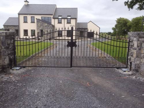 Gate 069 - Arched gate, spear finials