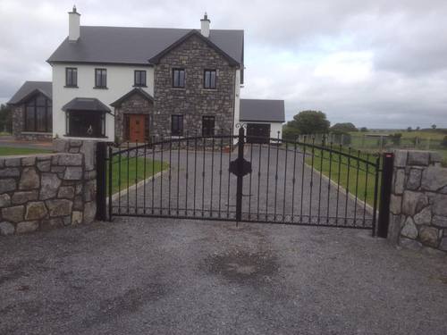 Gate 070 - Arched gate with circle scrollwork