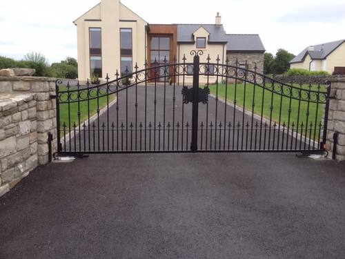 Gate 071 - Arched gate with circle scrollwork
