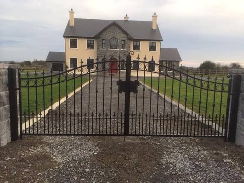 Gate 072 - Arched gate with circle scrollwork