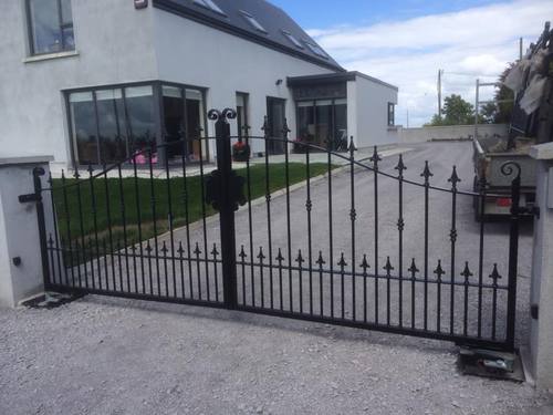 Gate 073 - Arched gate, scroll top and finials