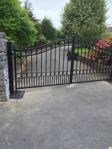 Gate 074 - Arched gate with circle scrollwork