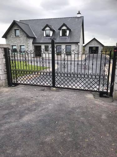 Gate 077 - Gate with diamond lattice and scroll top