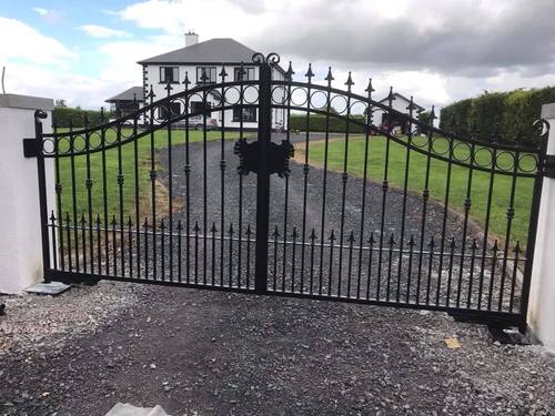 Gate 078 - Arched gate with circle scrollwork