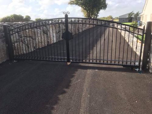 Gate 079 - Arched gate with circle scrollwork