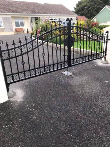 Gate 080 - Arched gate, scroll and fleur-de-lis