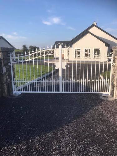 Gate 081 - White arched gate with circle scrollwork
