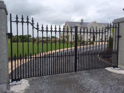 Gate 083 - Ornate driveway gate, spear finials