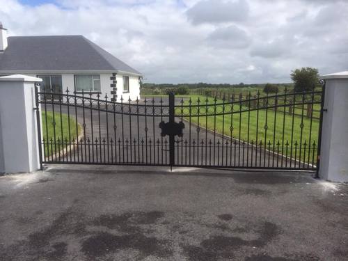 Gate 084 - Arched gate with circle scrollwork