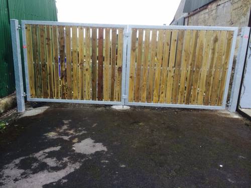 Gate 087 - Slatted double gate at farm shed