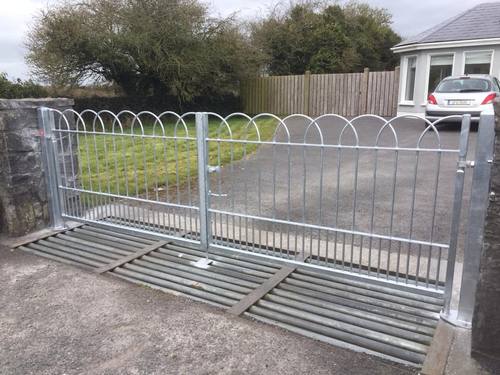 Gate 088 - Galvanised hooped-top gate