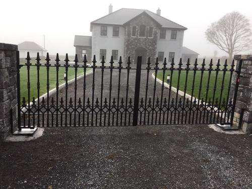 Gate 089 - Spear-top gate with diamond lattice