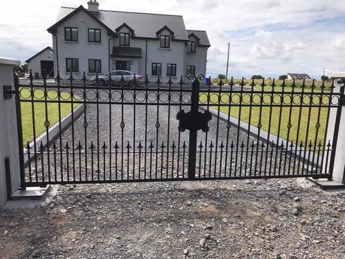 Gate 091 - Arched gate with circle scrollwork