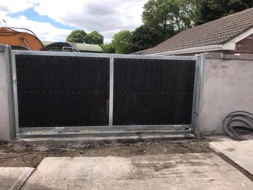 Gate 092 - Solid composite slatted gate