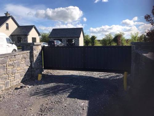 Gate 093 - Solid slatted sliding gate