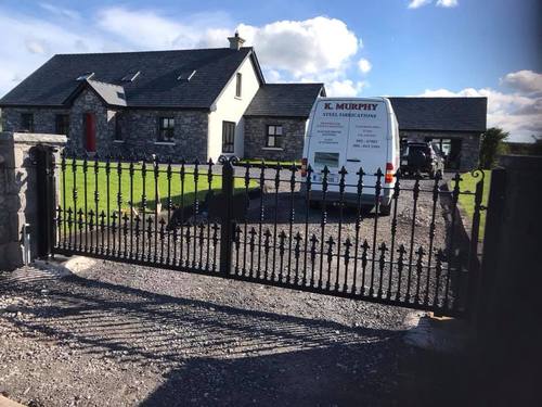 Gate 097 - Spear-top gate with diamond lattice